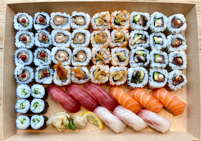 deluxe sushi platter
